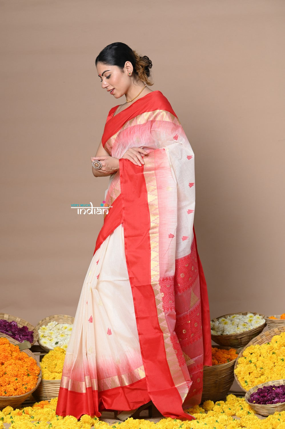 Red Beige Dhanekhali Tant Sarees Get Extra 10% Discount on All Prepaid –  Dailybuyys