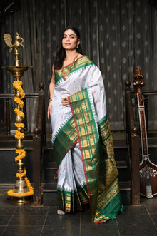  Mahalakshmi ~ Gadwal Pure Silk Handloom Saree in Powder Blue & Royal Green