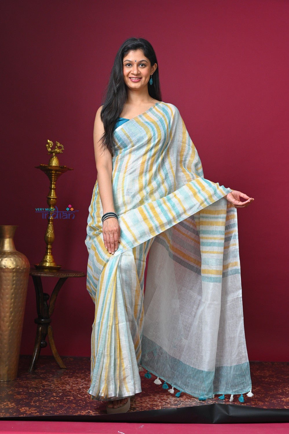 Bengal Gatha ~ Handloom Linen Saree in White and Blue - verymuchindian.com