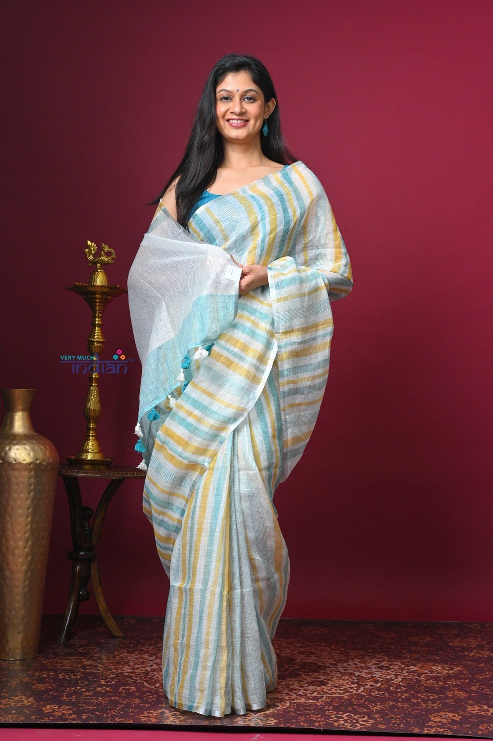 Bengal Gatha ~ Handloom Linen Saree in White and Blue - verymuchindian.com