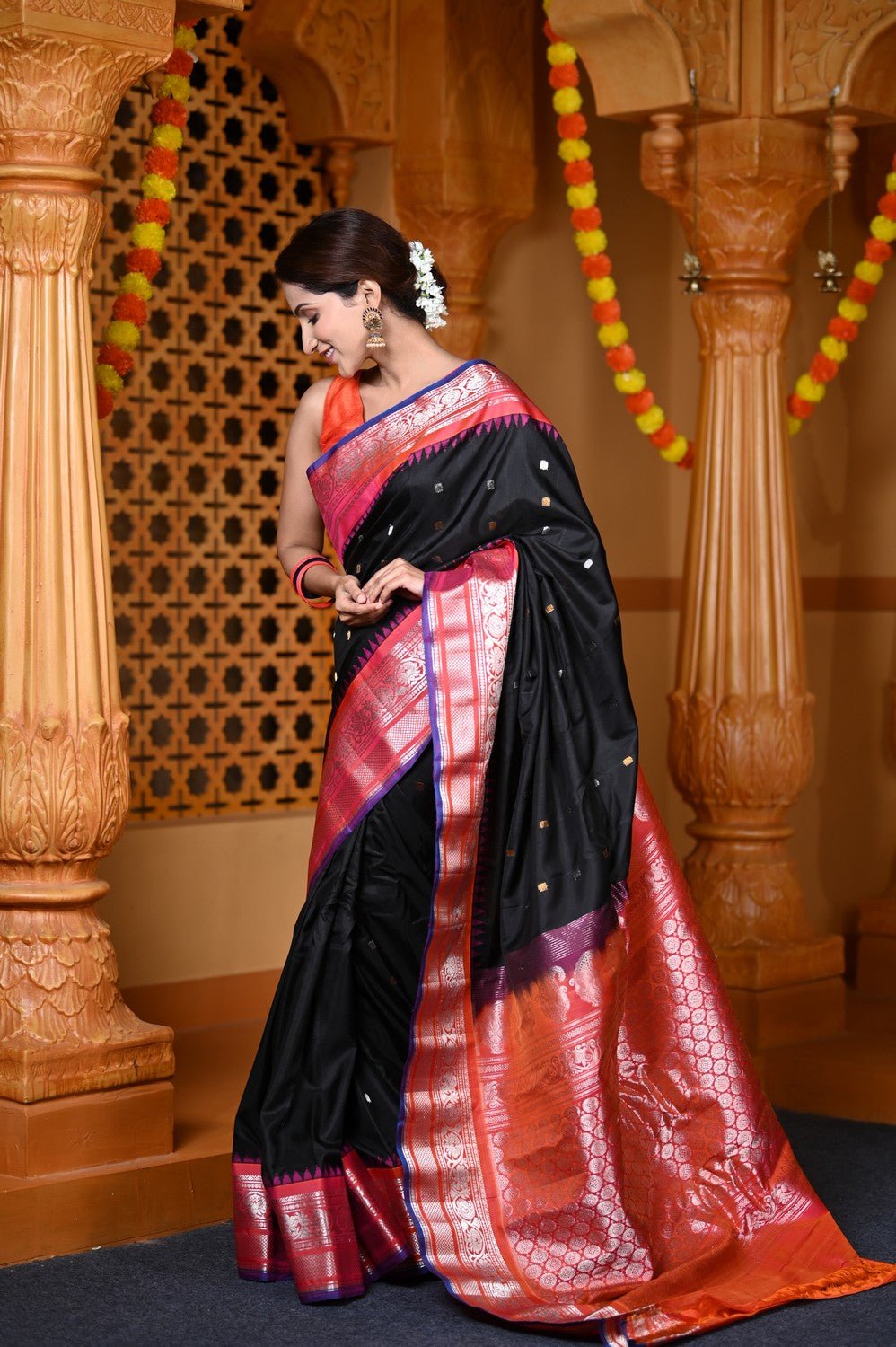 Durva Premium ~ Gadwal Pure Silk Handloom Saree in Black and Red - verymuchindian.com