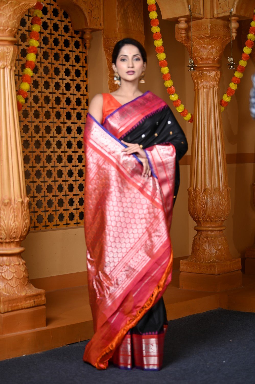 Durva Premium ~ Gadwal Pure Silk Handloom Saree in Black and Red - verymuchindian.com
