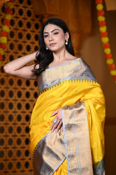 Durva Premium ~ Gadwal Pure Silk Handloom Saree in Yellow and Light Blue - verymuchindian.com
