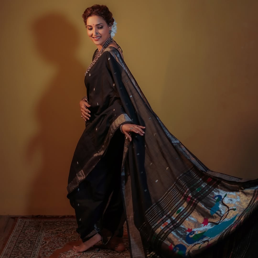 EXCLUSIVE! Silver Zari Handloom Pure Cotton Paithani with Peacock Pallu in Black - verymuchindian.com