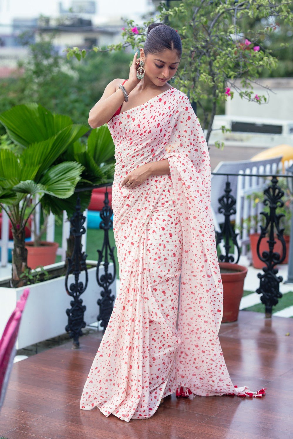 Mastaani ~ Pure Mul Cotton Handloom Saree with Beautiful Heart Prints ~ Red - verymuchindian.com