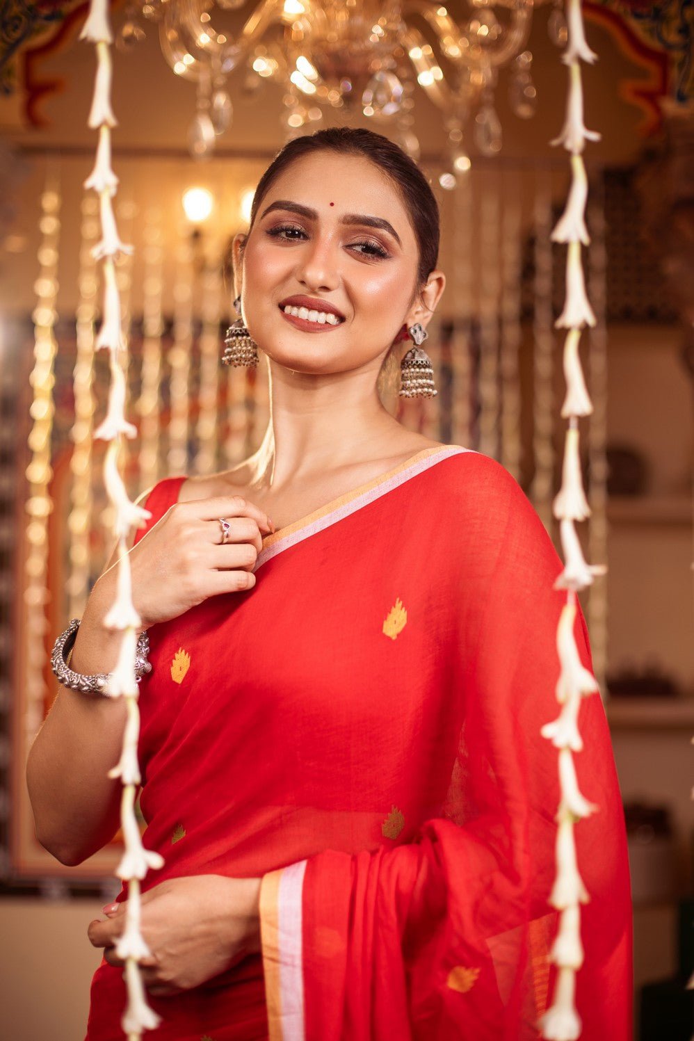 Mastaani ~ Pure Mul Jamdhani Cotton Handloom Saree with Beautiful Diamond Weaves ~ Red - verymuchindian.com