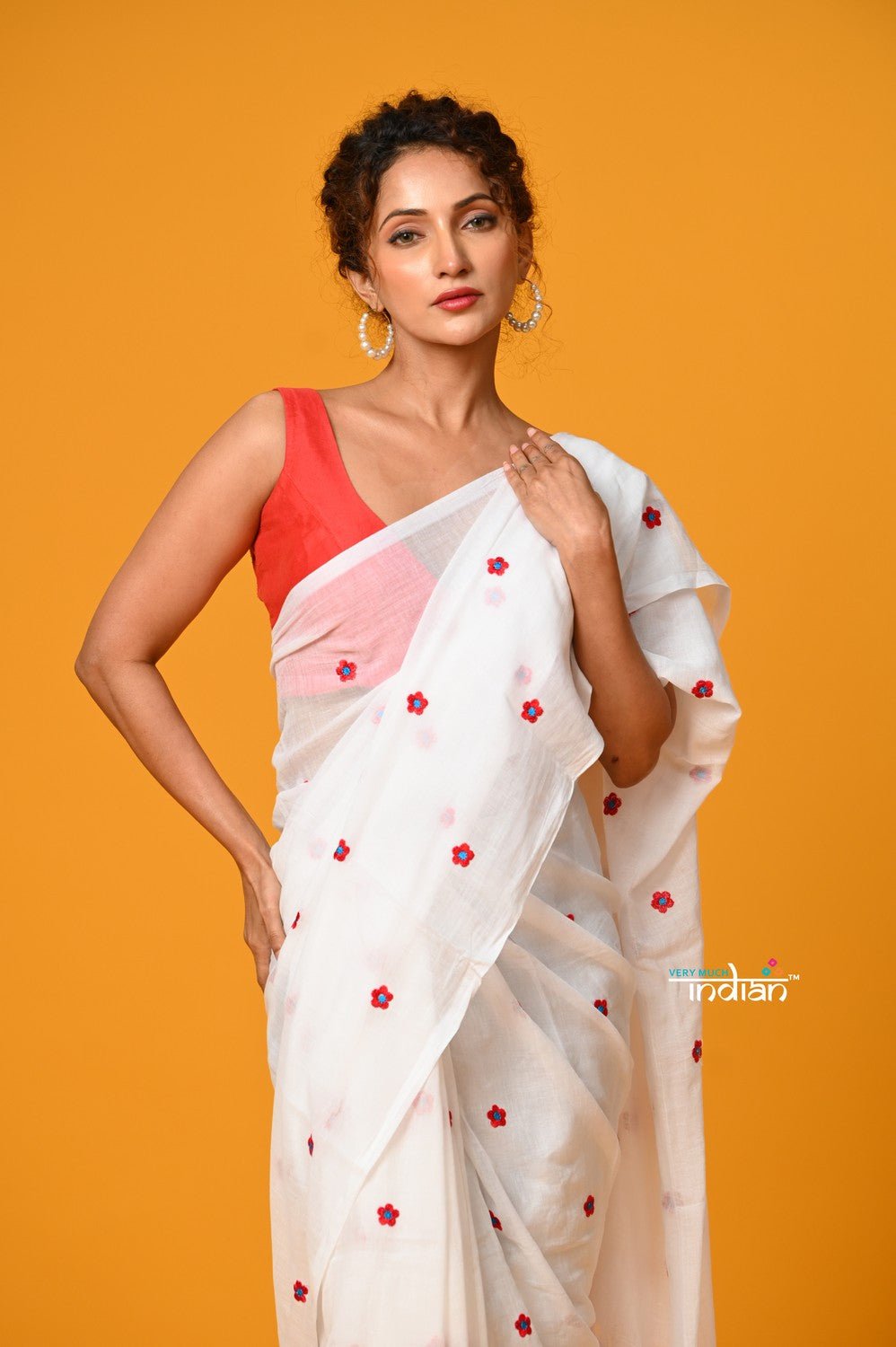 Param Sundari ~ Pure Mul Cotton Handloom Saree with Beautiful Flowers ~ White - verymuchindian.com