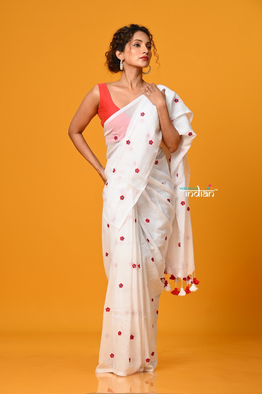 Param Sundari ~ Pure Mul Cotton Handloom Saree with Beautiful Flowers ~ White - verymuchindian.com