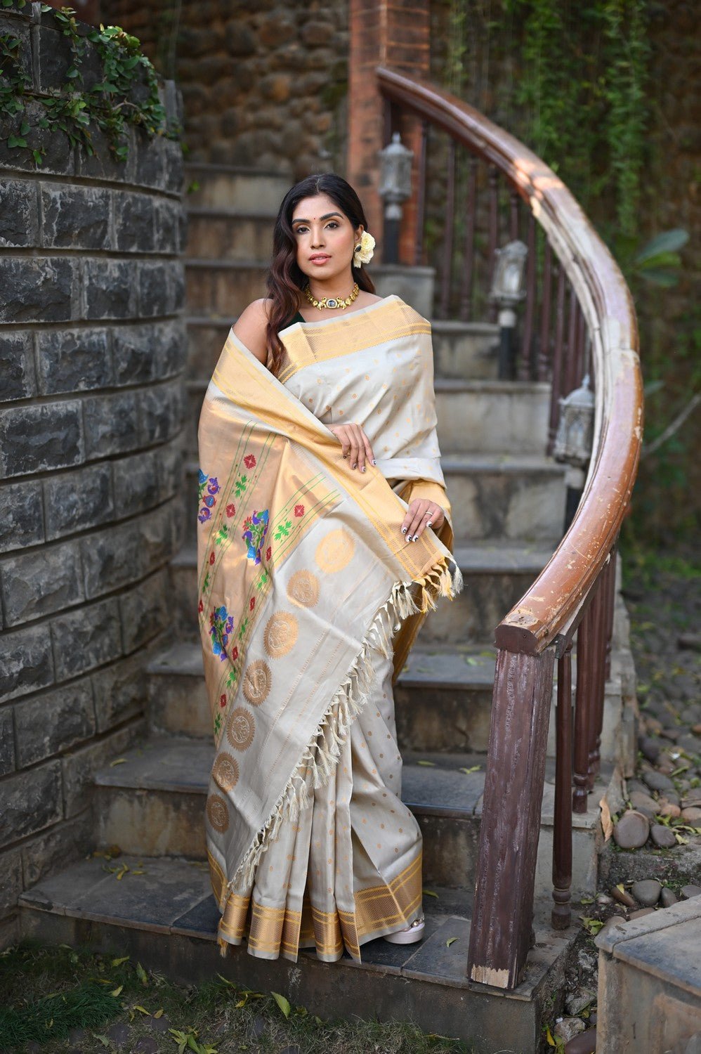 Rang Mahal ~ Handloom Pure Silk Paithani Maharani Paithani in Pearl Grey (With Silk Mark) - verymuchindian.com