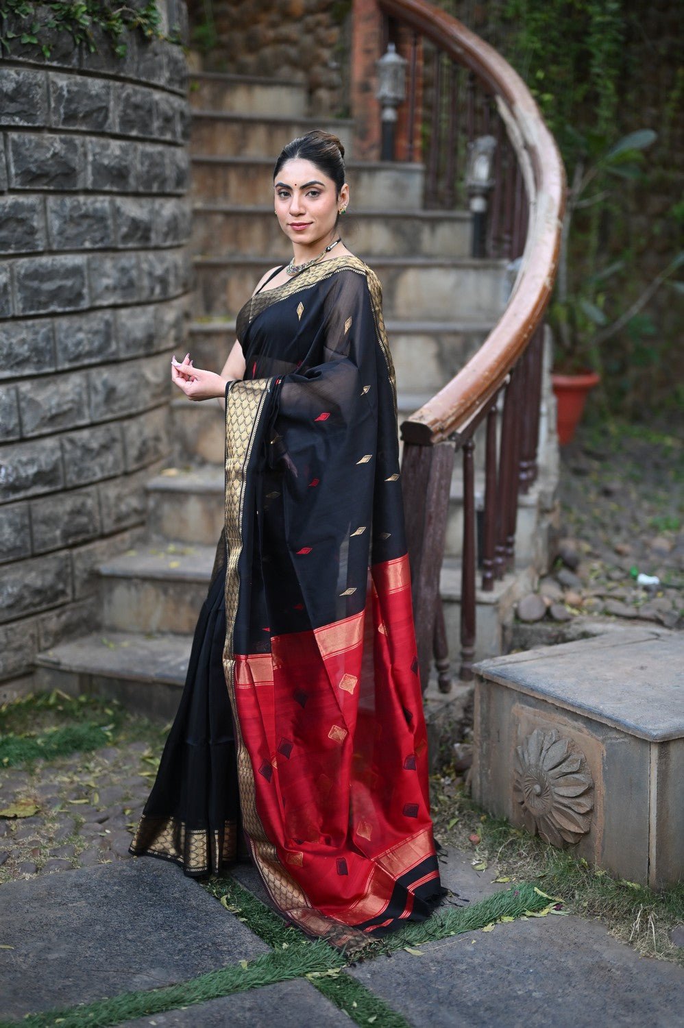 Tarang Exclusive ~ Handloom Cotton Silk Meenawork Buttis Sleek Designer Border in Black & Red - verymuchindian.com