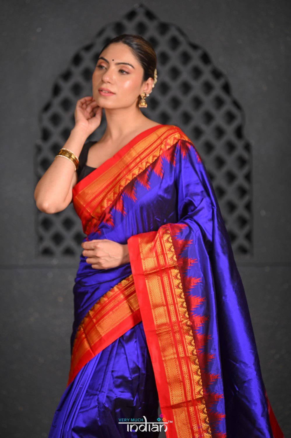 Virasat ~ Handloom Ilkal Pure Silk with Silk Mark in Beautiful Contrast Pallu ~ Dark Blue Red - verymuchindian.com